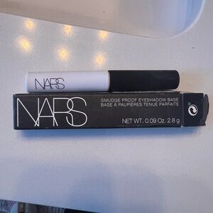 NARS Smudge Proof Eyeshadow Base in Black and White